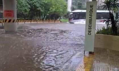 Chuva provoca dezenas de pontos de alagamento na cidade de São Paulo