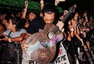 Fã conta como realizou o sonho de ganhar o violão de Chris Martin, do Coldplay