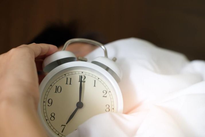 Dormir bem a noite é importante para ter uma vida mais saudável e se exercitar melhor / Imagem: Pexels/acharaporn kamornboonyarush