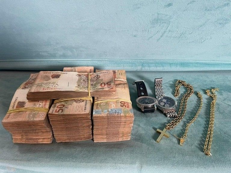 Dinheiro e itens apreendidos pela PF em São Paulo / Polícia Federal