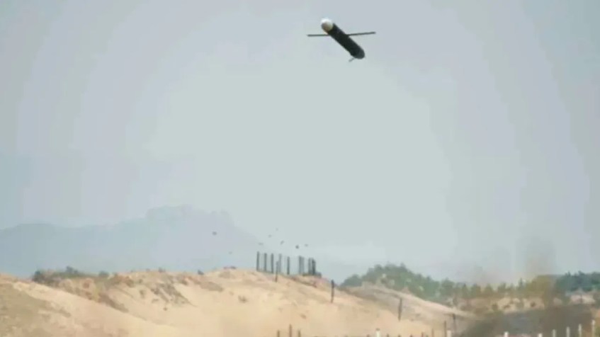 Imagem da mídia estatal norte-coreana divulgada na sexta-feira mostra um míssil de cruzeiro em voo. / Cortesia Rodong Sinmun