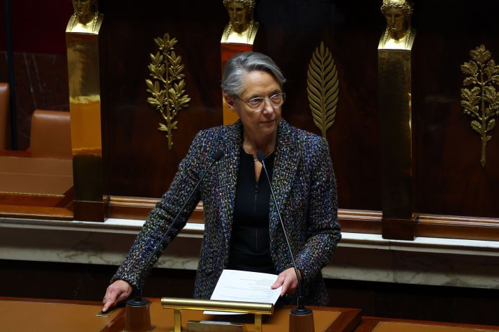 Elisabeth Borne se dirige aos parlamentares para confirmar aprovação de reforma da previdência por meio de medida constitucional / Aurelien Meunier/Getty Images