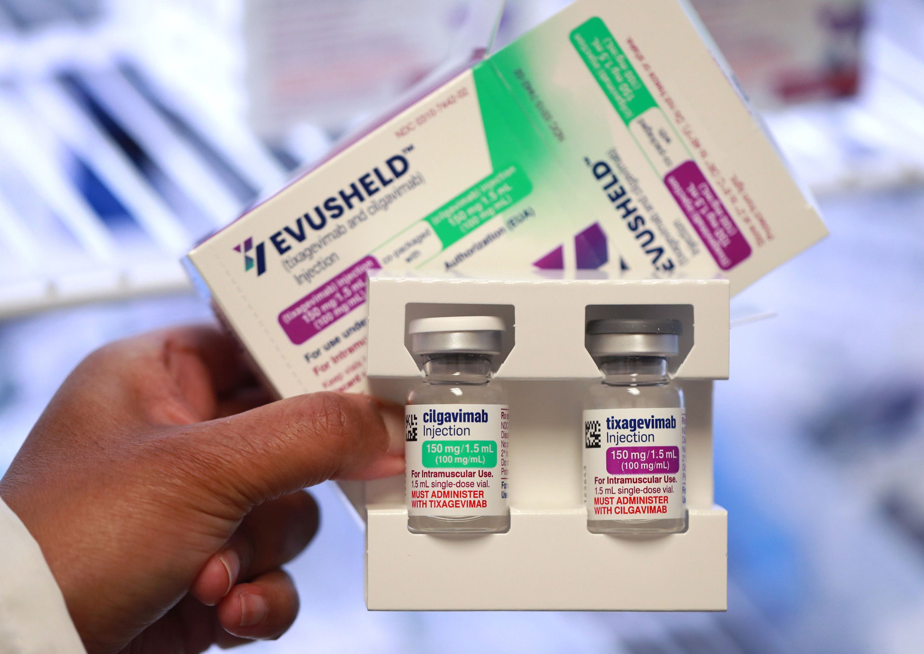 Injeção de Evusheld (tixagevimab e cilgavimab), um novo tratamento para COVID-19 que as pessoas podem tomar antes de se tornarem sintomáticos. (Chris Sweda/Chicago Tribune/Tribune News Service via Getty Images)