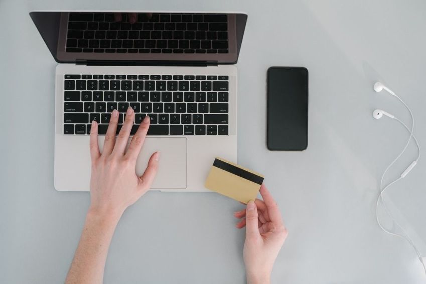/ Exemplos de fintechs / Imagem: Pexels / Mikhail Nilov