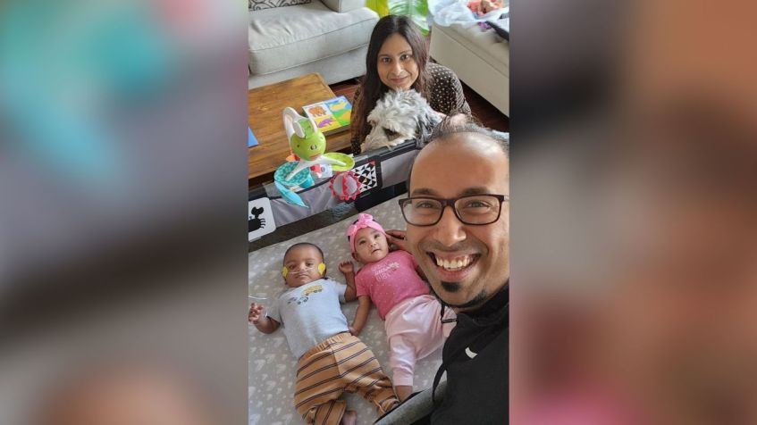 Adrial e Adiah em casa com Shakina Rajendram e Kevin Nadarajah / Arquivo pessoal