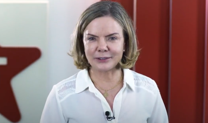 Gleisi ironiza volta de Bolsonaro: "Venha ver como o Brasil melhorou na sua ausência"