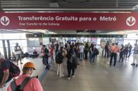 Passageiro fere mão ao ultrapassar faixa amarela de estação de metrô em SP