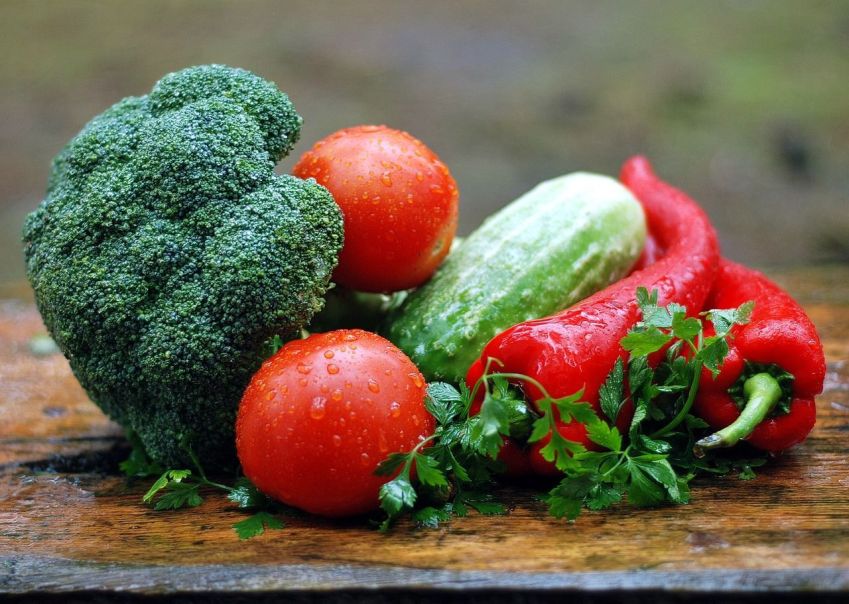/ Incluir vegetais, frutas e legumes nas refeições é uma ótima recomendação para passar a criar hábitos alimentares saudáveis. Fonte: Pixabay / JerzyGorecki