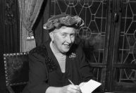 Livros clássicos de Agatha Christie serão revisados para remover linguagem ofensiva