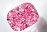 Diamante rosa “ultra-raro” deve ser vendido por mais de R$ 180 milhões em leilão