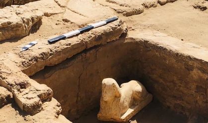 Arqueólogos descobrem estátua e santuário em forma de esfinge no Egito