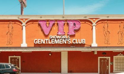 Fotógrafo francês compartilha nova visão dos EUA pelas fachadas de clubes de strip-tease