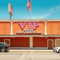 Fotógrafo francês compartilha nova visão dos EUA pelas fachadas de clubes de strip-tease