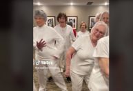 Idosas recriam apresentação de Rihanna no Super Bowl e ganham flores da artista