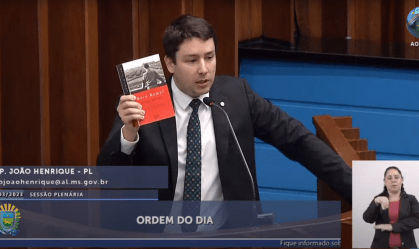 Deputado do PL exibe livro de Hitler para criticar governistas no MS