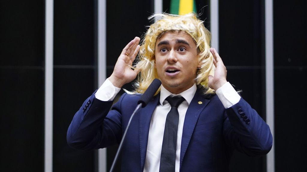 Nikolas Ferreira no centro das discussões políticas em Brasília: entre críticas e cobranças