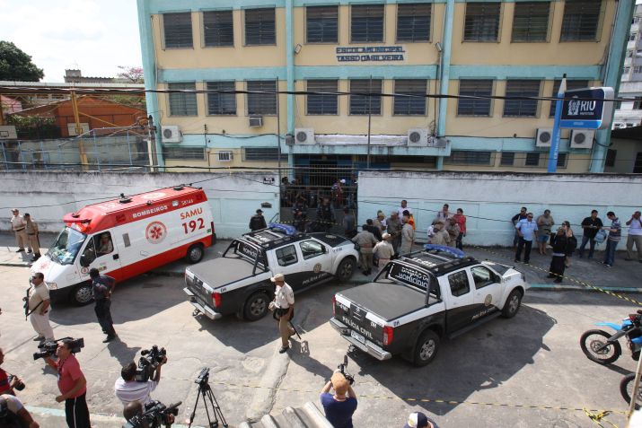Ambulâncias e viaturas policiais vistas em frente à Escola Municipal Tasso da Silveira, em Realengo, na zona oeste do Rio de Janeiro, após tiroteio de Realengo. / TASSO MARCELO/ESTADÃO CONTEÚDO/AE