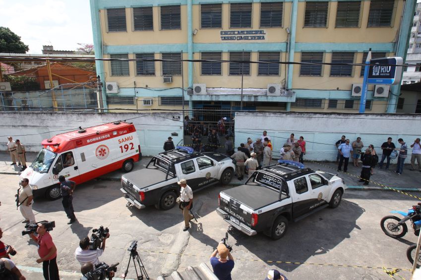 Ambulâncias e viaturas policiais vistas em frente à Escola Municipal Tasso da Silveira, em Realengo, na zona oeste do Rio de Janeiro, após tiroteio de Realengo. / TASSO MARCELO/ESTADÃO CONTEÚDO/AE