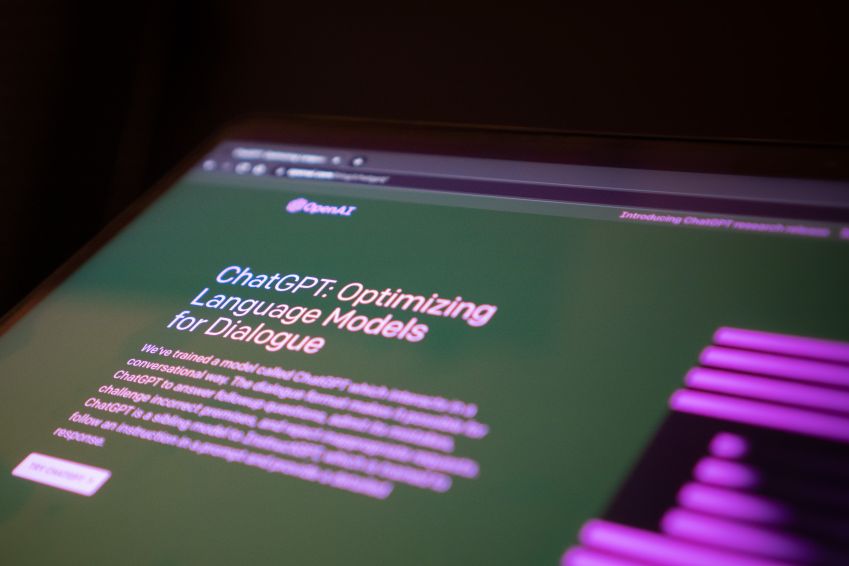Desenvolvido pela OpenAI, o ChatGPT é um protótipo de chatbot que utiliza a chamada IA generativa. / Jonathan Kemper/Unsplash