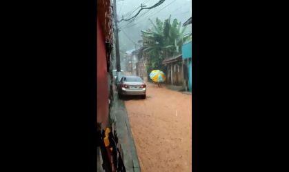Rua no litoral norte de SP é atingida por enxurrada