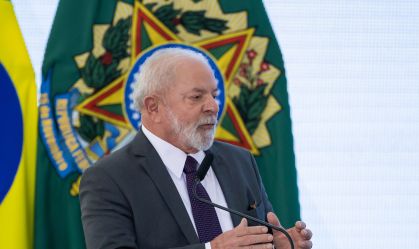 Lula diz que “livros de economia estão superados” ao criticar teto de gastos