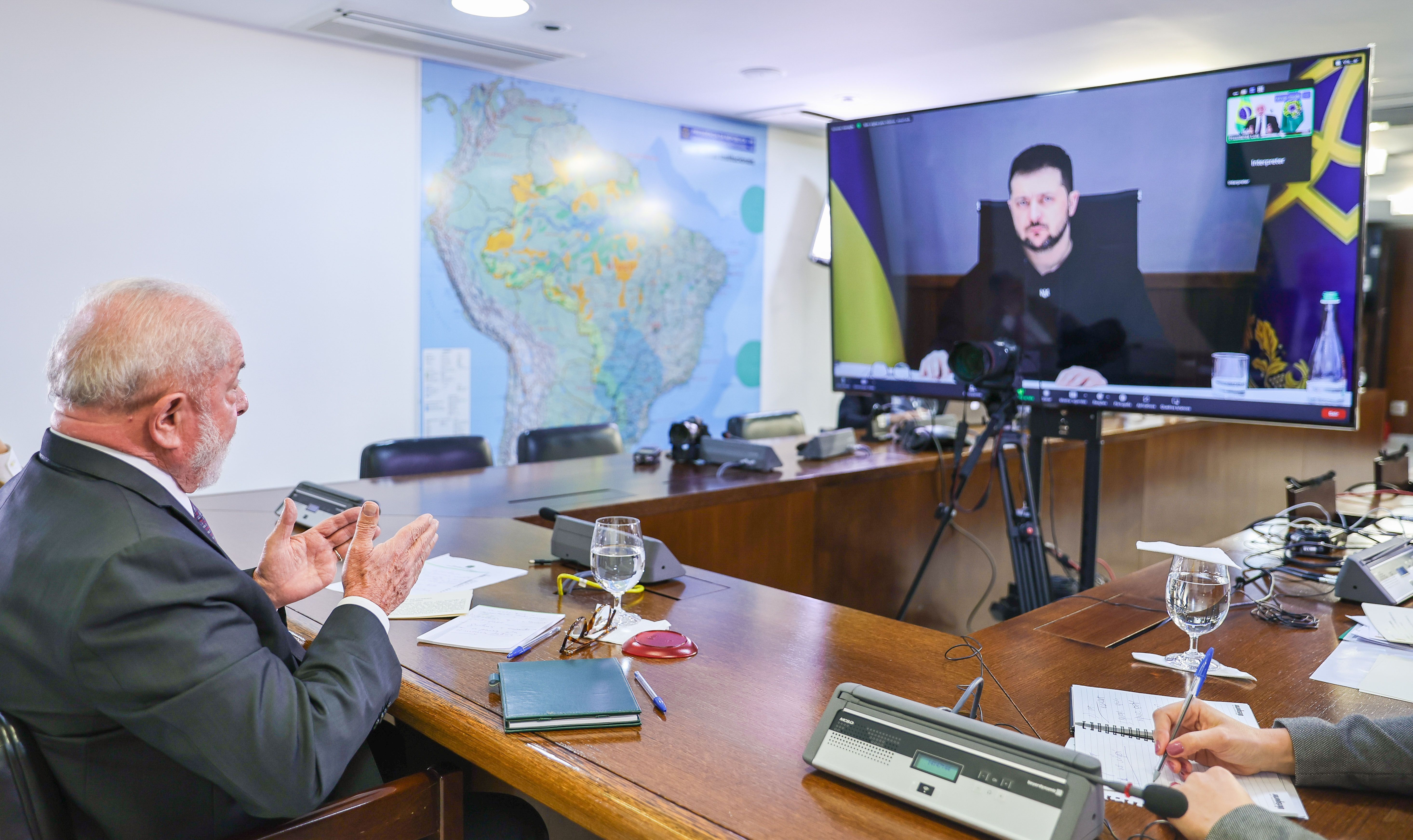 Brasília (DF), 02.03.2023 - Presidente da República, Luiz Inácio Lula da Silva, durante videochamada com o Presidente da Ucrânia, Volodymyr Zelensky, no Palácio do Planalto. Foto: Ricardo Stuckert/PR