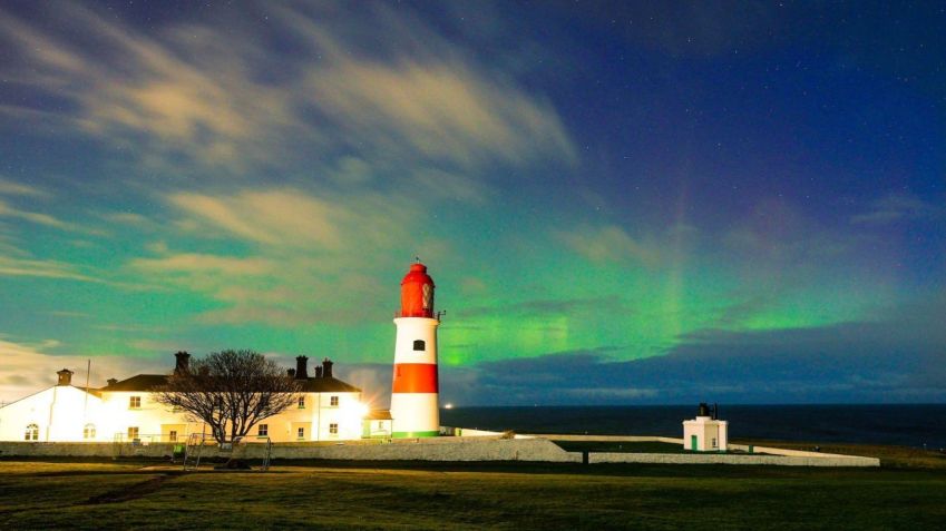 As luzes do norte, aurora boreal, são retratadas aqui nas últimas horas da noite de segunda-feira acima do Souter Lighthouse em South Shields, no nordeste da Inglaterra / Lewis Brown/Story Picture Agency/Shutterstock