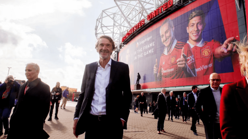 Ratcliffe foi fotografado em Old Trafford na sexta-feira em meio a relatos de que os licitantes estão se reunindo com representantes do clube. Peter Byrne/PA Images/Getty Images