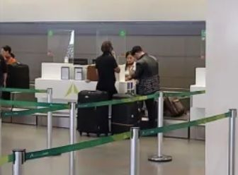 Ex-primeira-dama Michelle Bolsonaro foi vista fazendo check-in no Aeroporto Internacional de Brasília acompanhada de seu amigo e maquiador Agustin Fernandez.