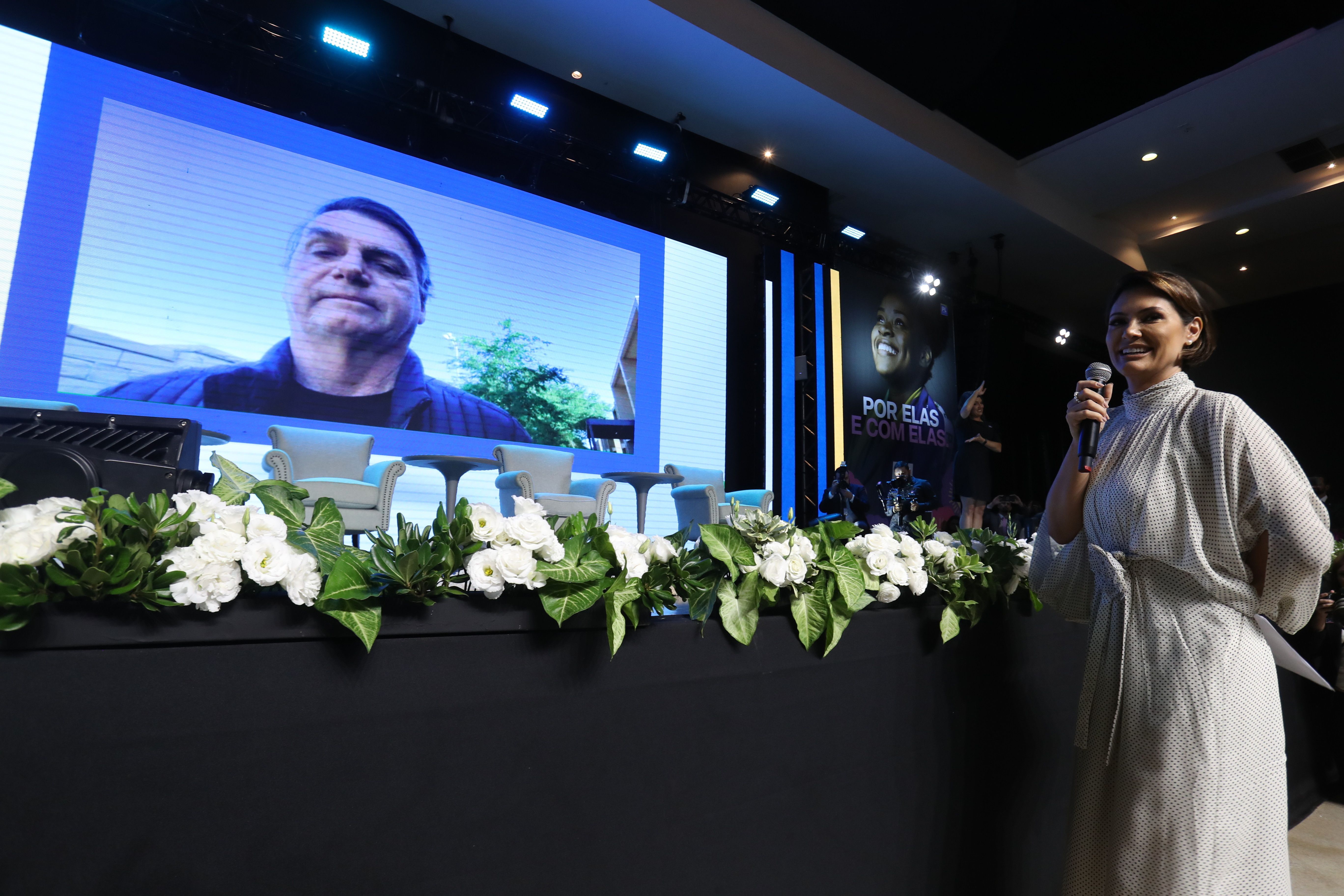 DF - MICHELLE BOLSONARO/PL MULHER/POSSE - POLÍTICA - A ex-primeira-dama Michelle Bolsonaro,   mulher do ex-presidente Jair Messias   Bolsonaro, discursa ao ser empossada no   cargo de presidente do PL Mulher   durante cerimônia de transmissão de   cargo realizada na manhã desta terça-  feira, 21 de março de 2023, no Espaço   Hípica Hall, em Brasília (DF).   Bolsonaro (visto no telão), que está   nos Estados Unidos, participou ao vivo   do evento.   21/03/2023