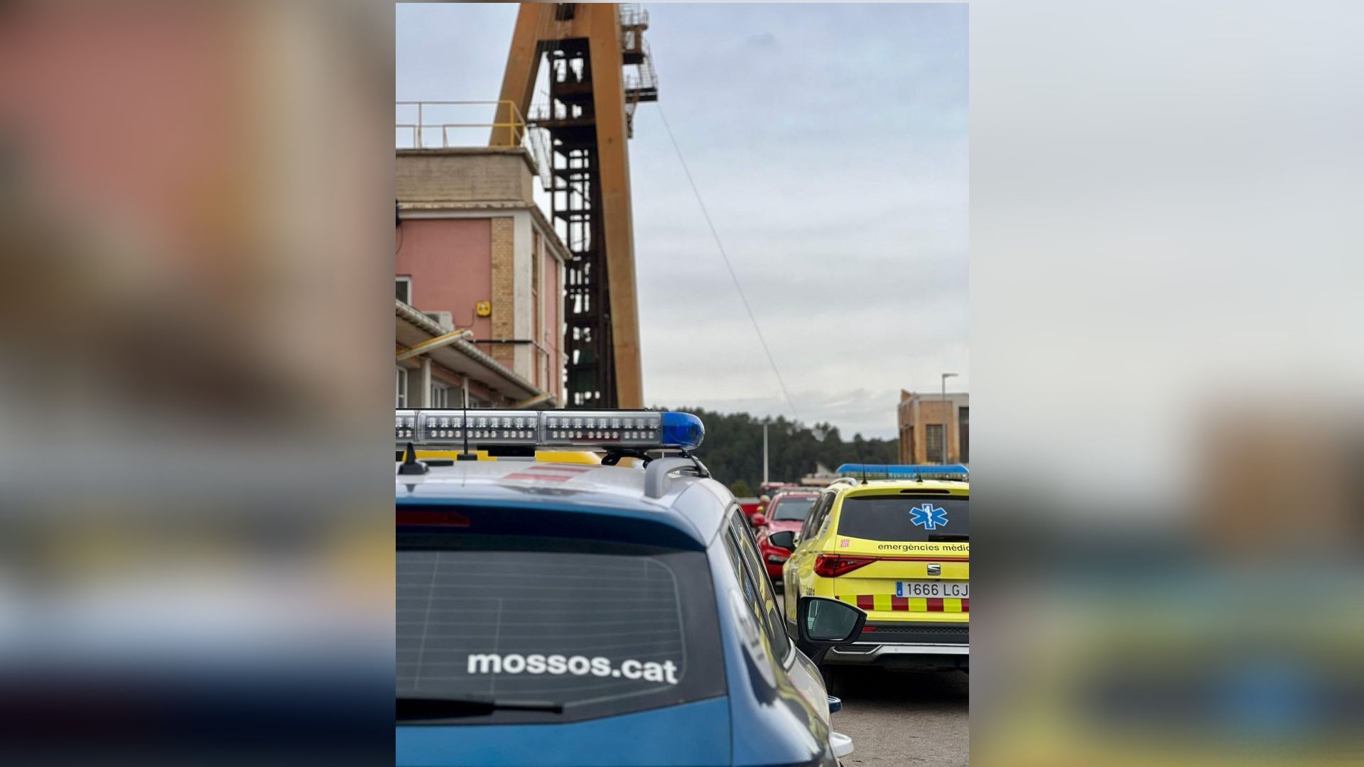 Polícia e bombeiros da Catalunha respondem a ocorrência na cidade de Suria, onde três trabalhadores foram afetados por acidente em mina de potássio.