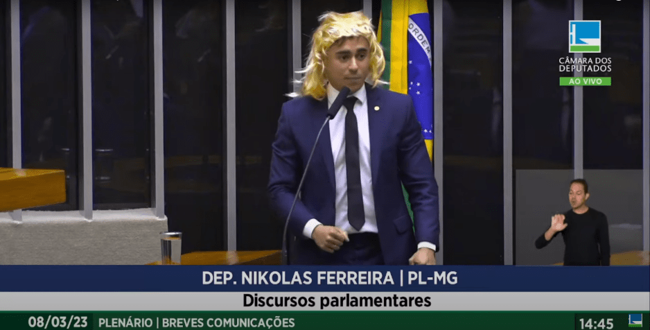 Deputado Nikolas Ferreira (PL-MG) vestiu peruca para fazer discurso na Câmara / Reprodução/ TV Câmara