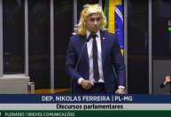 Nikolas Ferreira veste peruca na Câmara e diz: “Mulheres estão perdendo espaço para homens que se sentem mulheres”