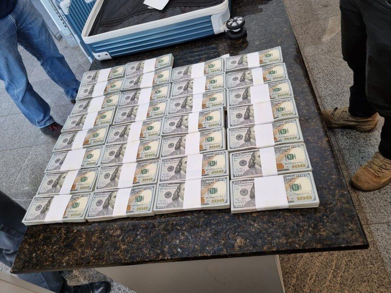 Policiais encontraram pacotes com cédulas camufladas em um fundo falso