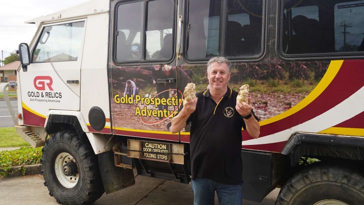 Darren Kamp disse que a rocha foi dividida em duas pelo descobridor, que não podia ver que estava vazando ouro por toda parte, porque a pepita estava muito suja quando foi encontrada / Lucky Strike Gold