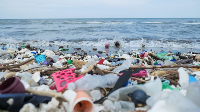 Poluição plástica em uma praia em Honduras / The Ocean Cleanup