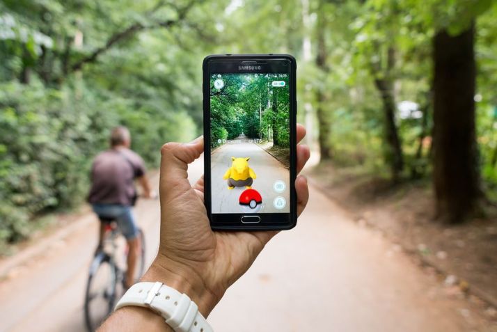 O jogo Pokémon Go é um dos exemplos da realidade aumentada mais conhecidos na atualidade. Imagem: shutterstock / Stoyan Yotov