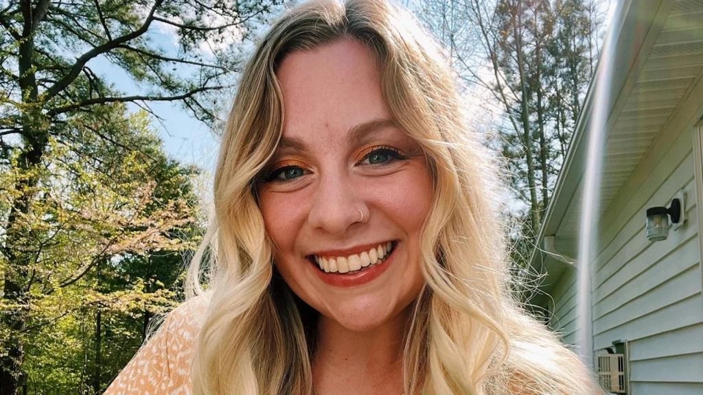 Abigail Zwerner foi hospitalizada depois que um de seus alunos da primeira série supostamente atirou em sua mão e no peito em 6 de janeiro, disseram as autoridades
