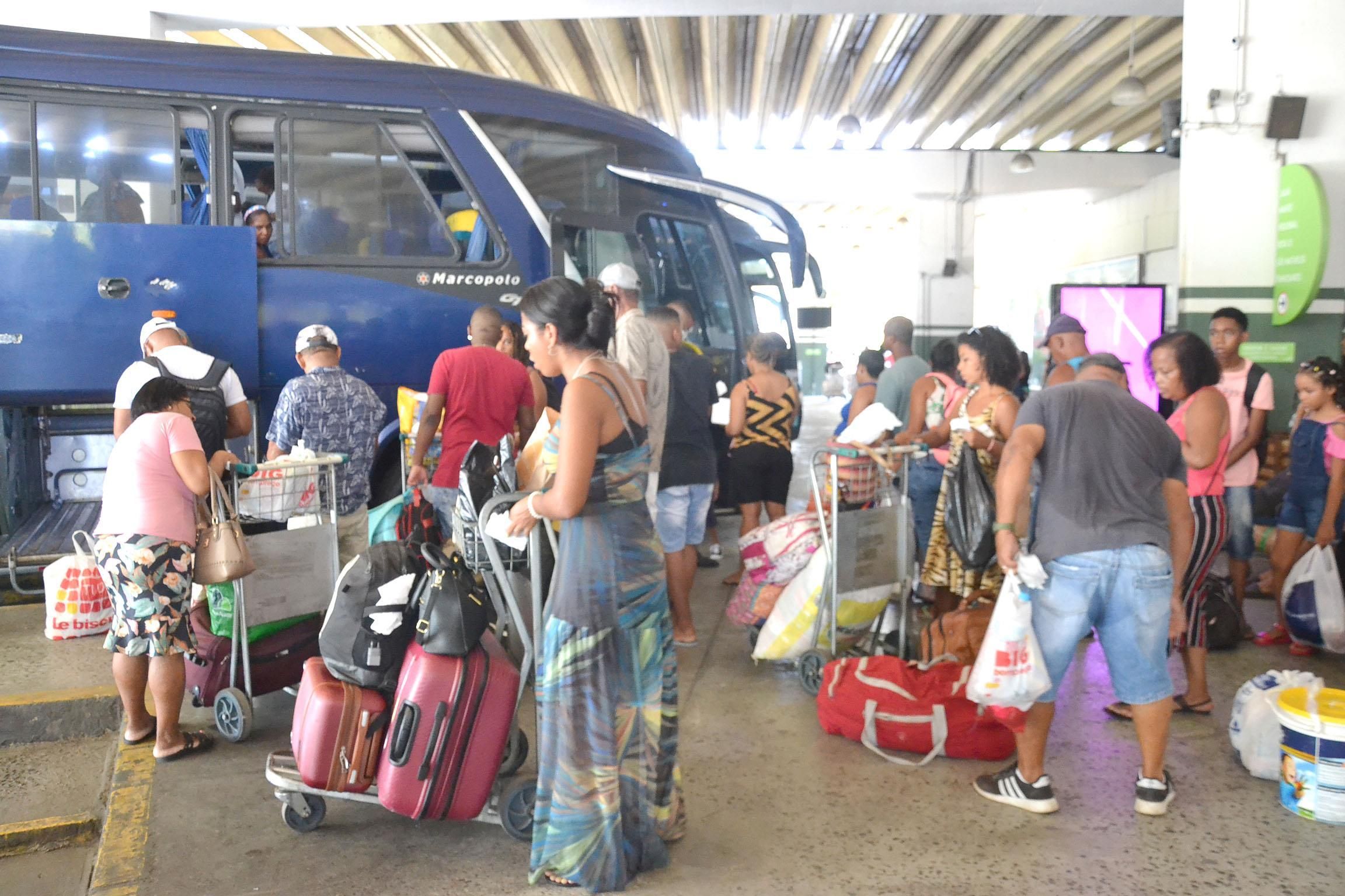 BA - RODOVIÁRIA-SALVADOR-MOVIMENTAÇÃO - GERAL - Movimentação intensa na Rodoviária de Salvador (BA), nesta quarta-feira (15)