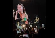 Sandy sobe ao palco com Coldplay, canta duas músicas e comemora: “Zerei a vida”