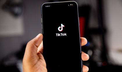 Reino Unido proíbe TikTok em dispositivos oficiais do governo
