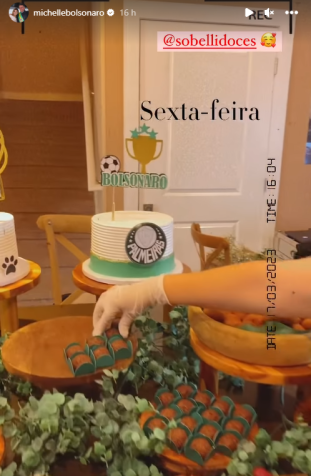 Story de Michelle Bolsonaro mostra bolos e doces sobre a mesa em comemoração ao seu aniversário e o de Jair Bolsonaro. Reprodução/Instagram