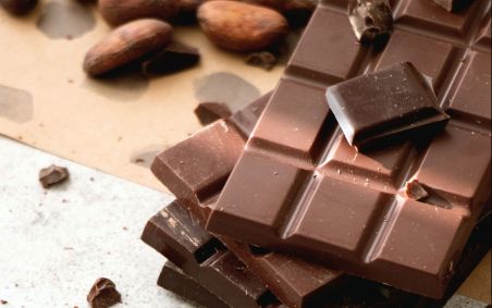 Estudo mostrou que o consumo de chocolate amargo pode reduzir os riscos de doenças cardiovasculares, incluindo a hipertensão arterial