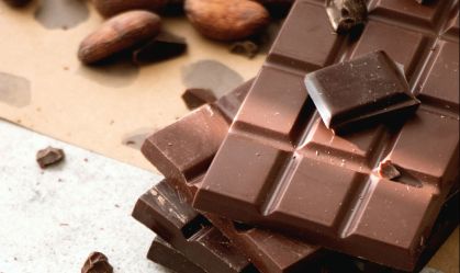 Chocolate amargo e frutas vermelhas podem ajudar a viver mais; saiba como