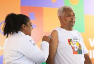 Vacinas bivalentes e monovalentes são igualmente eficazes e protegem da Covid; entenda
