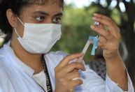 Com novas variantes, reforço da vacina contra a Covid é necessário, diz infectologista