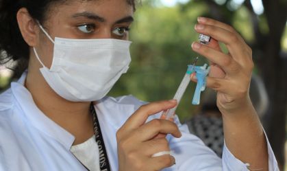 Com novas variantes, reforço da vacina contra a Covid é necessário, diz infectologista