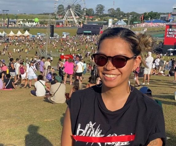 Yumi Kuga comprou ingresso para o Lolla para ver o Blink-182