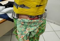 Mulher é presa com 8 pistolas coladas ao corpo com fita adesiva na fronteira do Brasil com o Paraguai