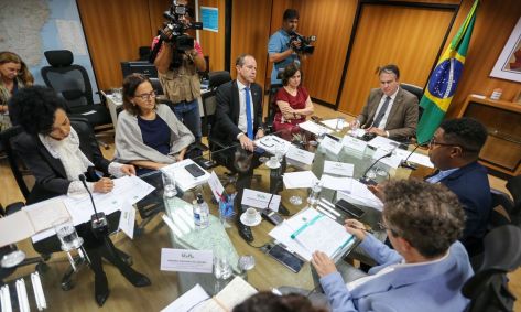 O ministro da Educação, Camilo Santana, a ministra da Saúde, Nísia Trindade, e o secretário-executivo do Ministério da Justiça (MJ), Ricardo Capelli, durante reunião de grupo interministerial para discutir a segurança nas escolas.